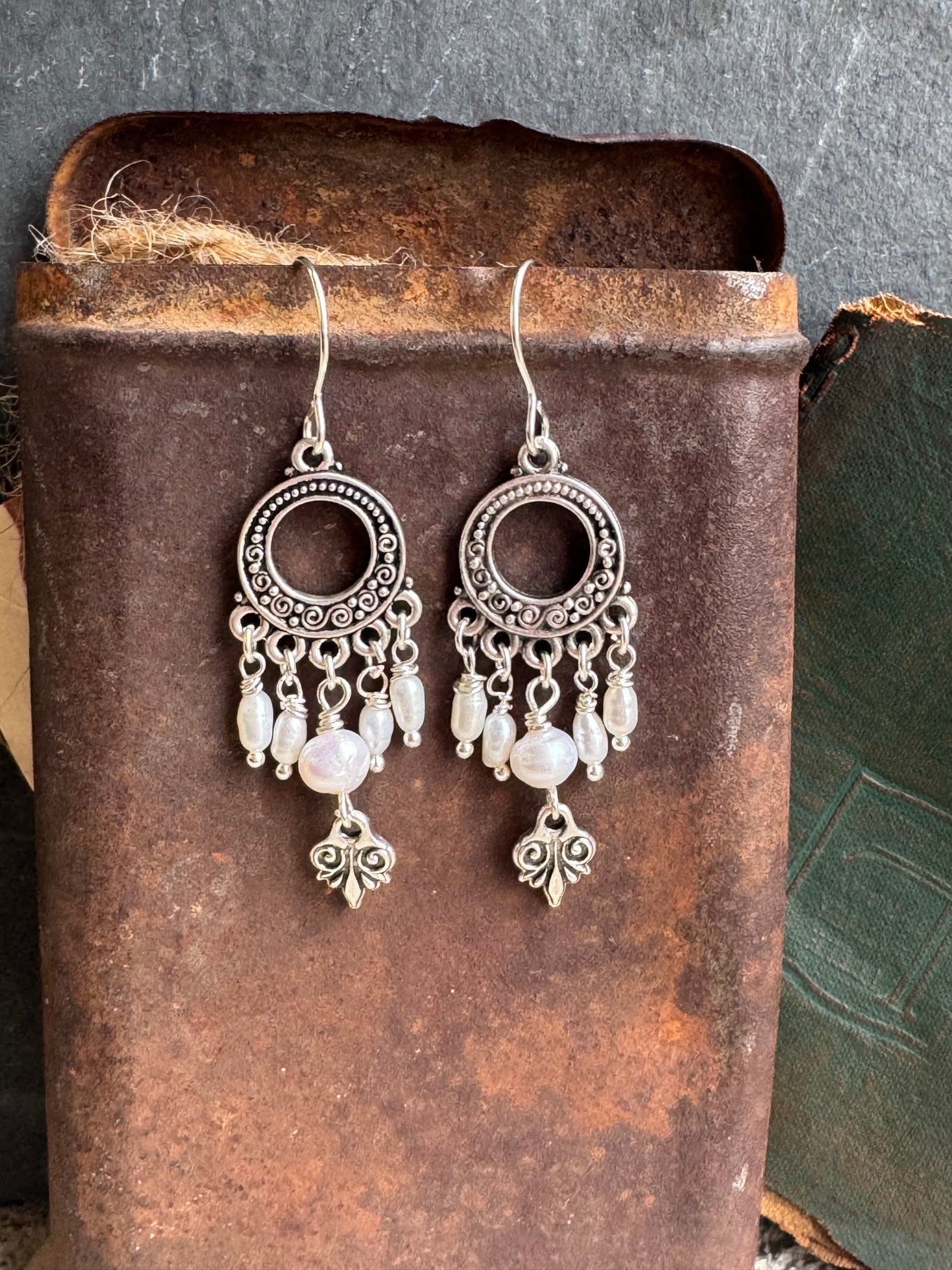 Pearl and silver metal, earrings