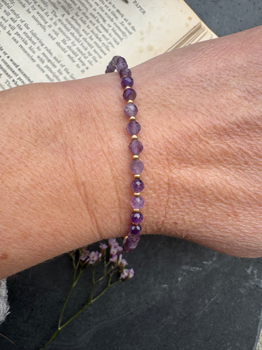Amethyst (February birthstone)faceted stone, gold metal, bracelet