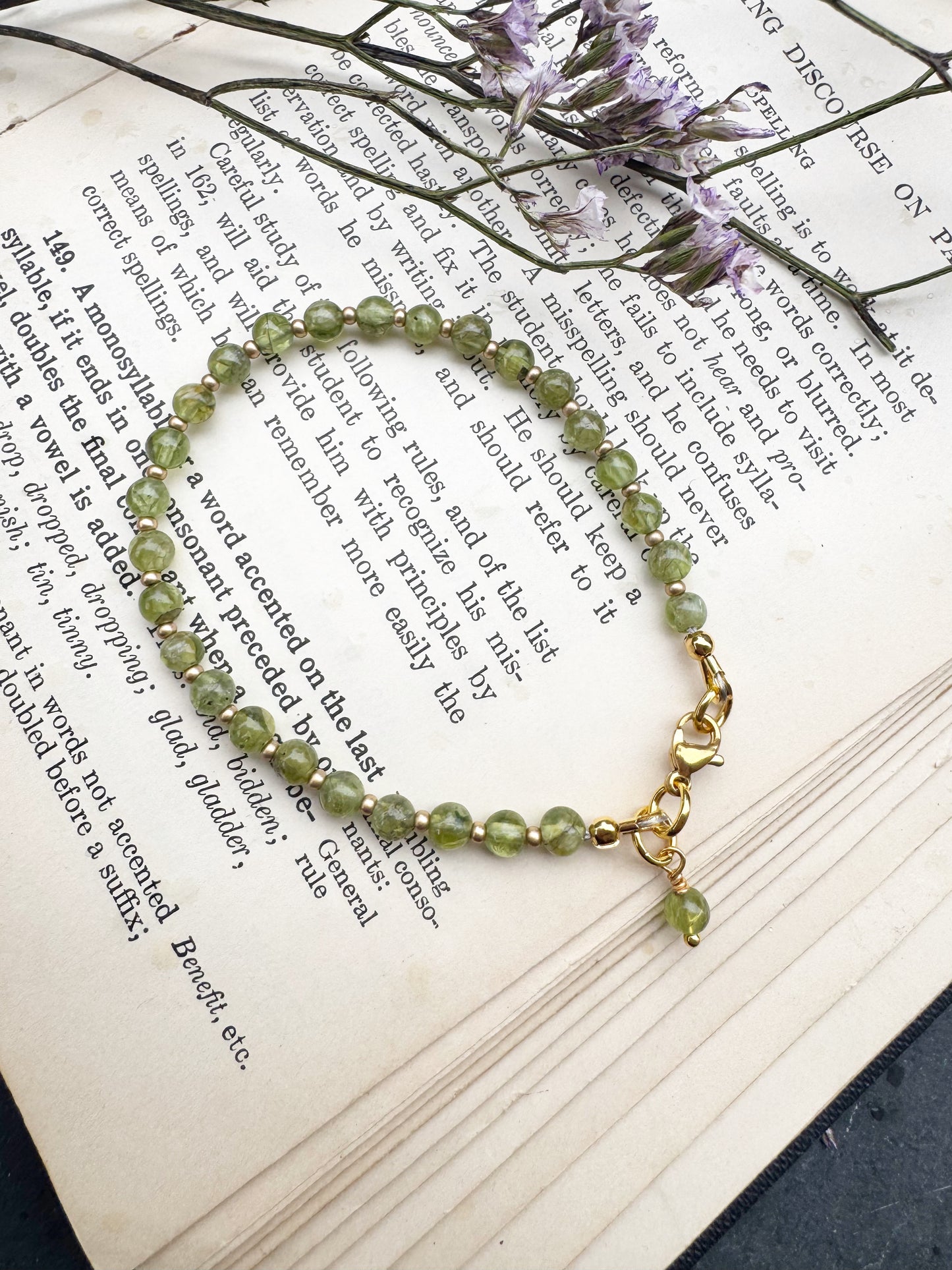 Peridot (August birthstone) round stone, gold metal, bracelet