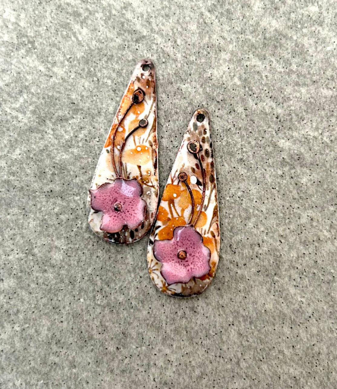 Enamel charm in glass and copper metal, pink flowers, earrings