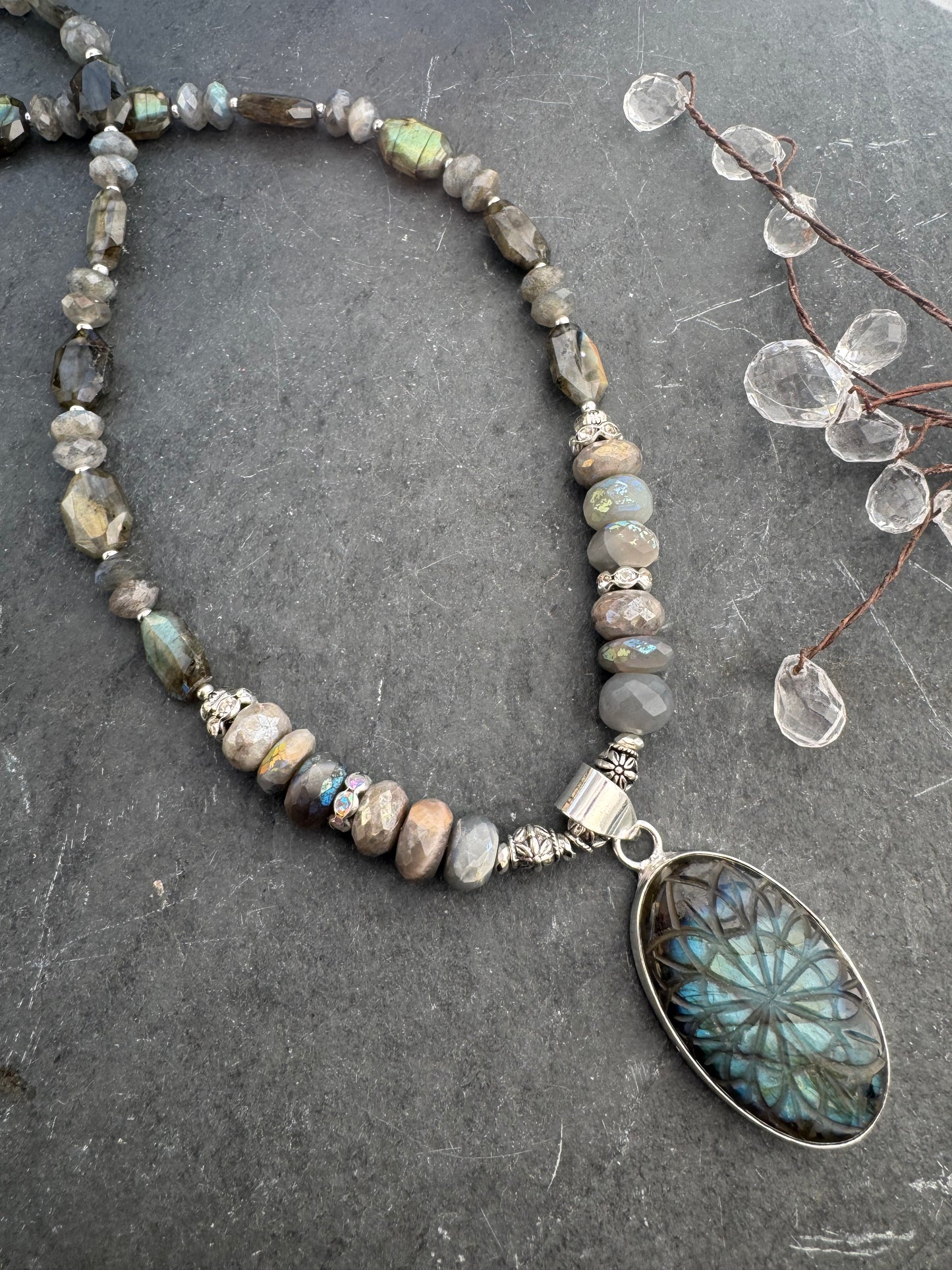 Labradorite stone, labradorite engraved pendant, silver metal, necklace.