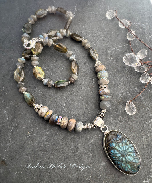 Labradorite stone, labradorite engraved pendant, silver metal, necklace.