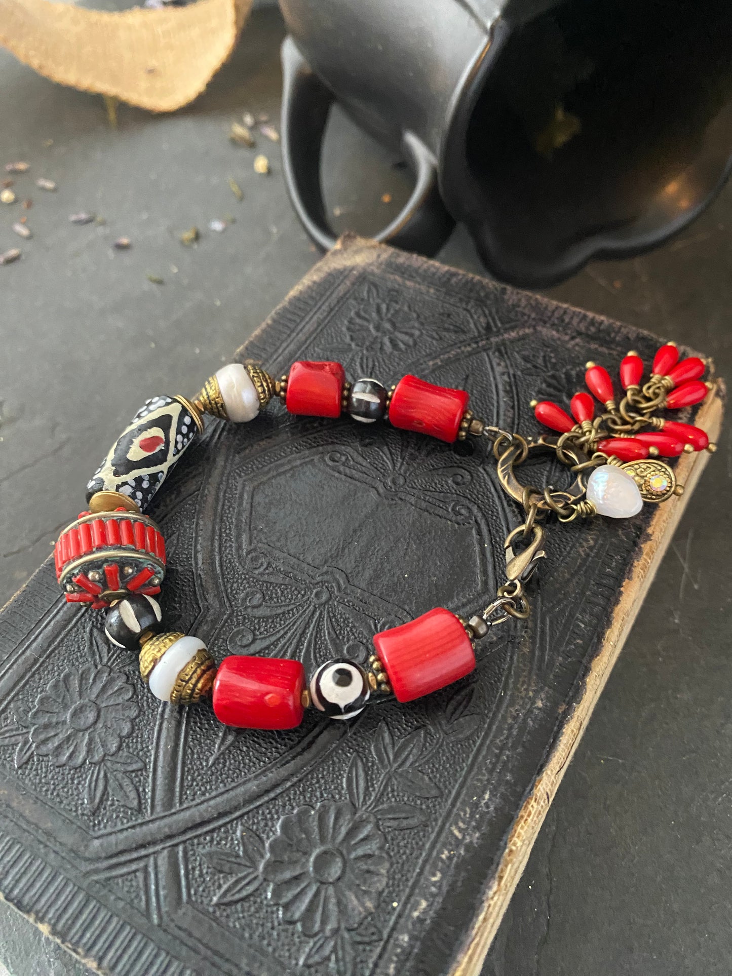 Red coral, pearl, African glass, agate, bronze metal, bracelet