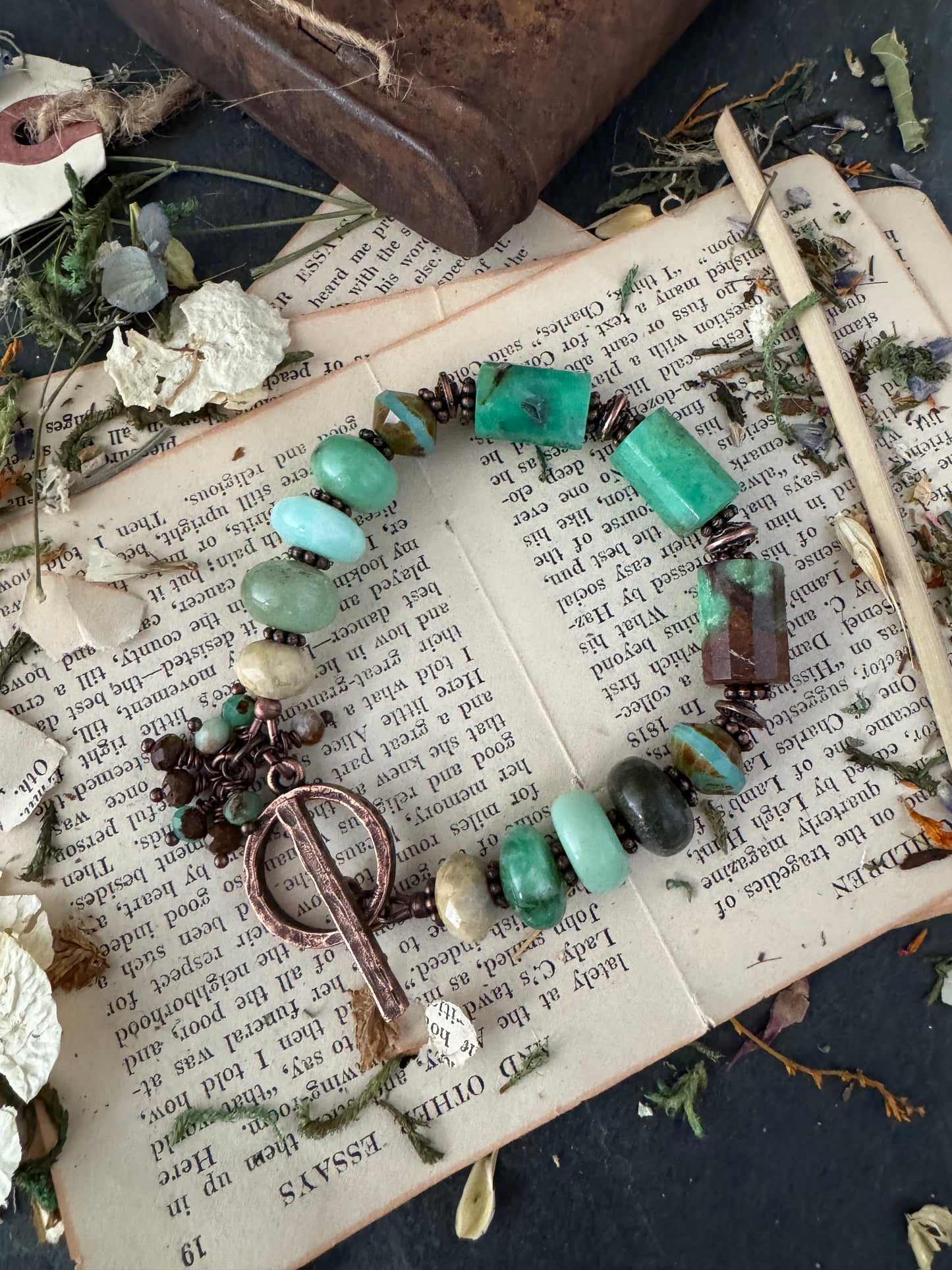Chrysoprase stone, Czech glass, copper metal, bracelet.