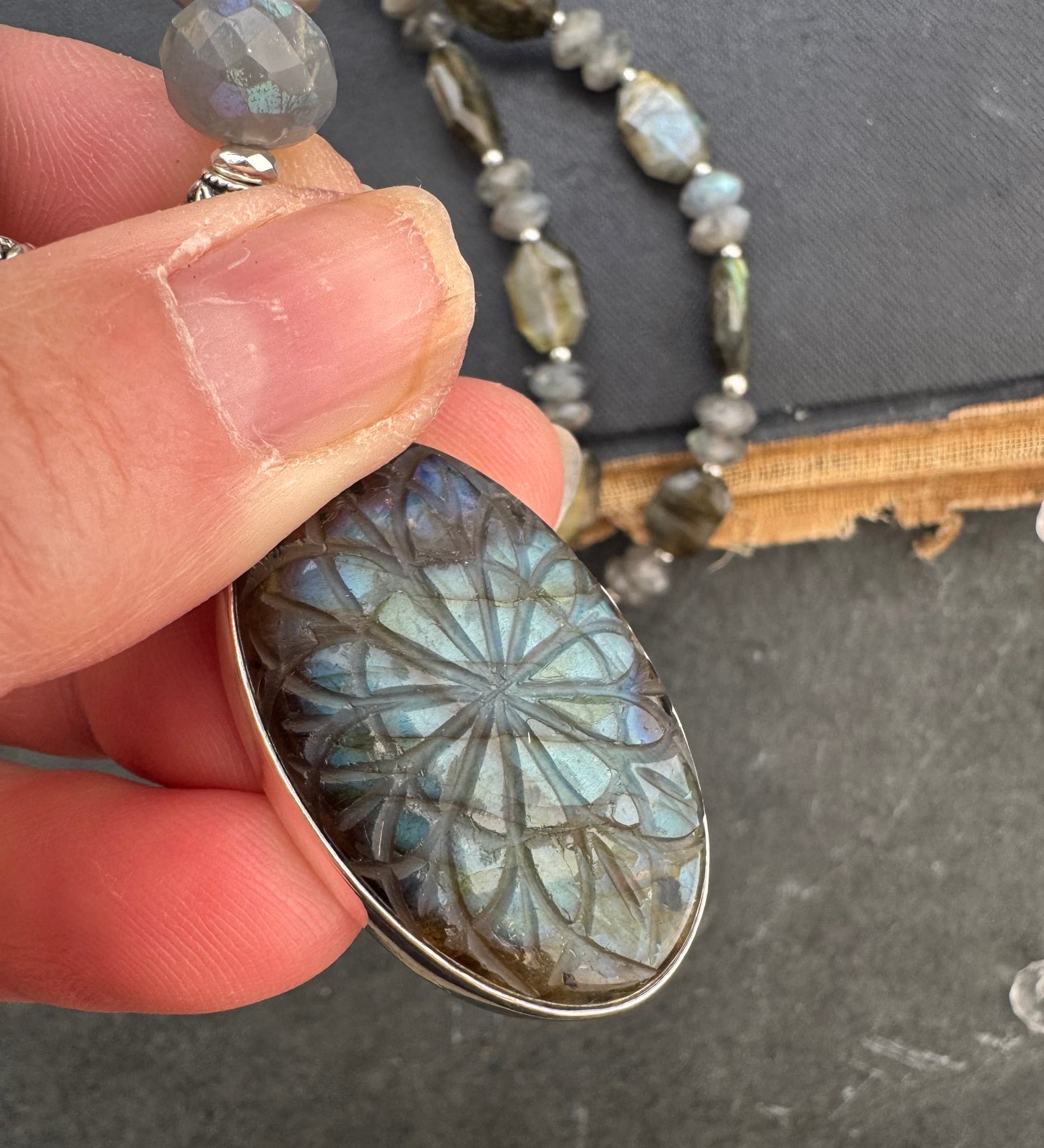 Labradorite stone, labradorite engraved pendant, silver metal, necklace.