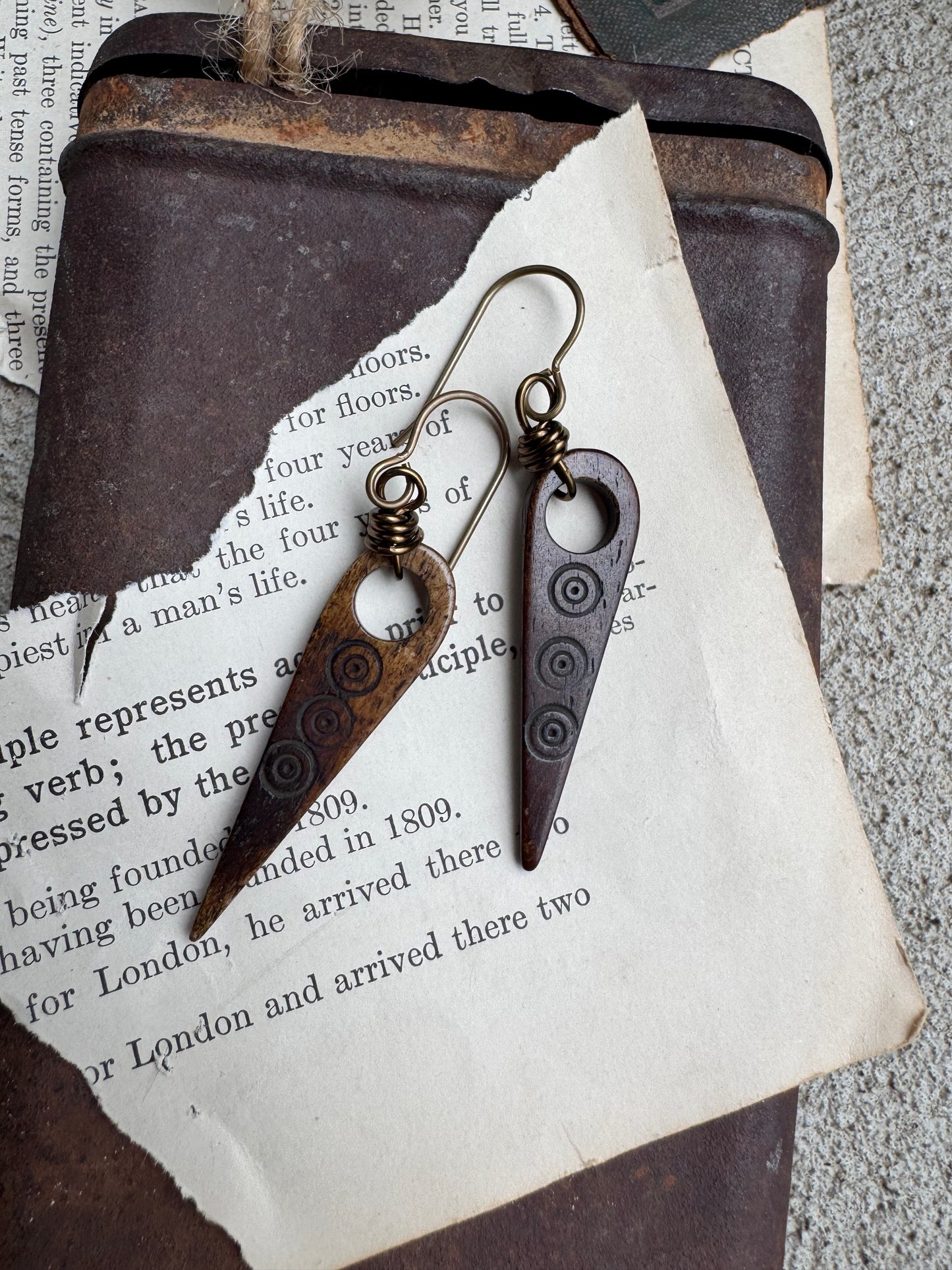 Bone beads, bronze metal earrings.