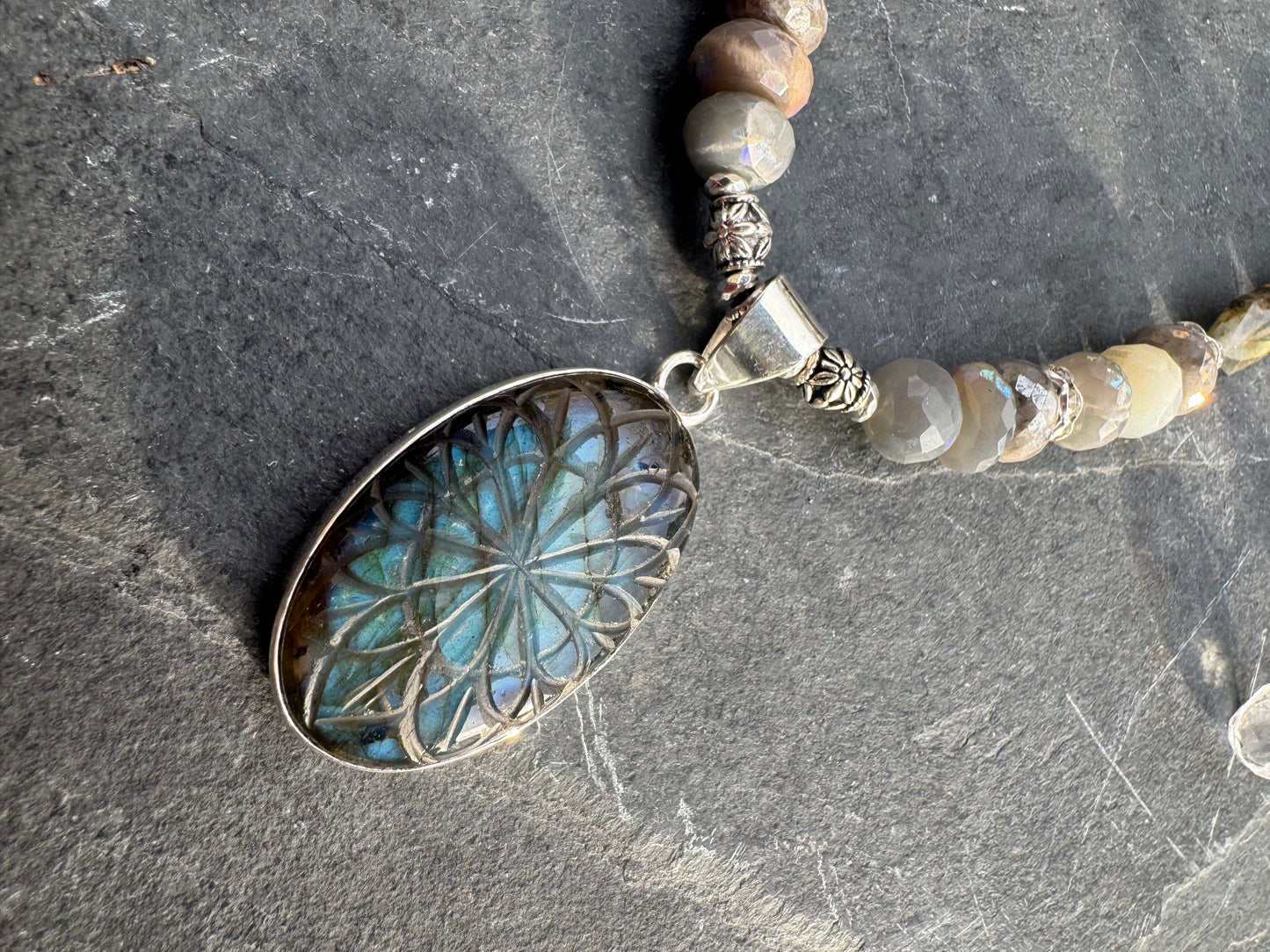 Labradorite stone, labradorite engraved pendant, silver metal, necklace.