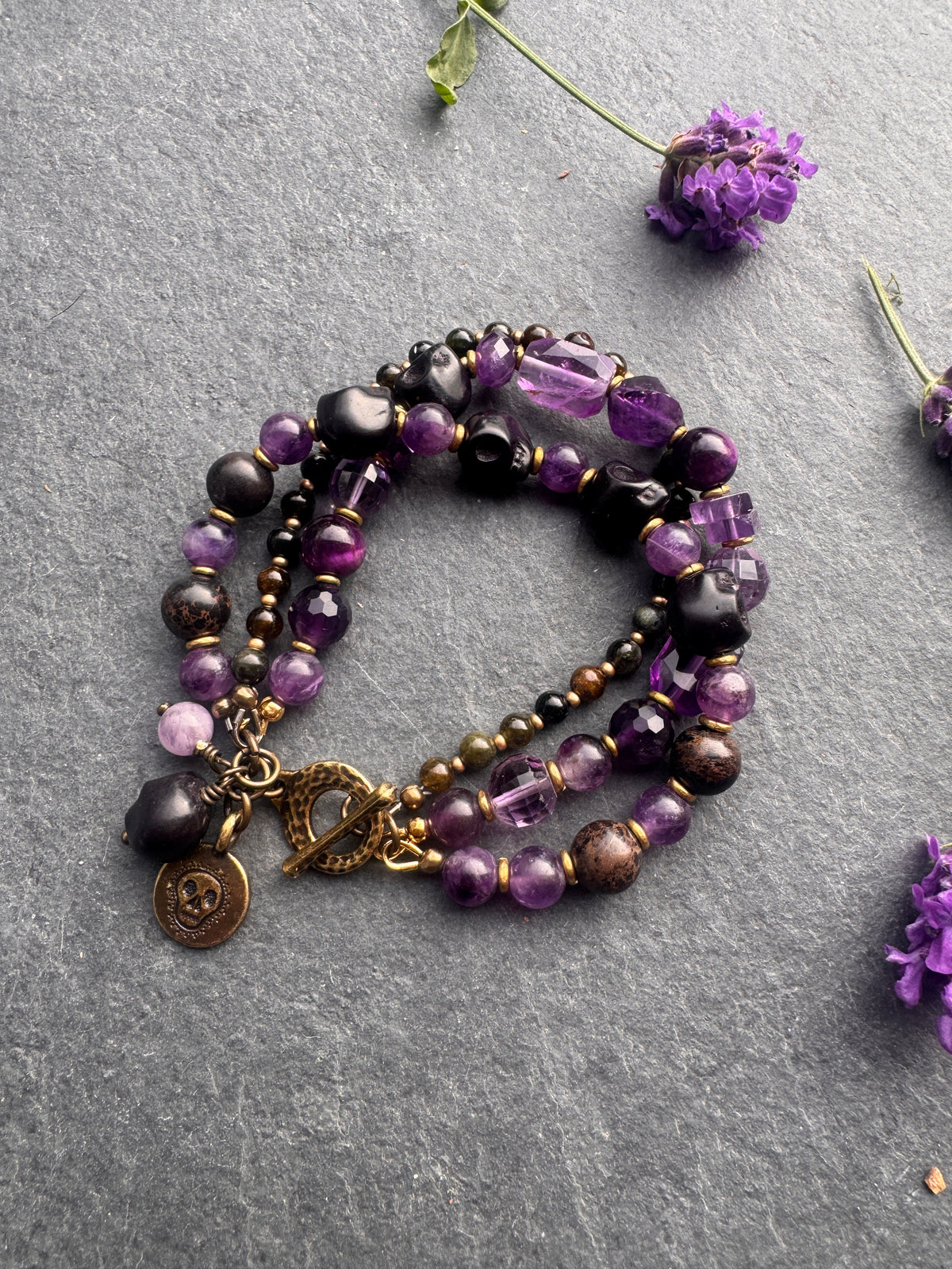 Amethyst stone, black skulls, black jasper, gold metal, Halloween, bracelet.