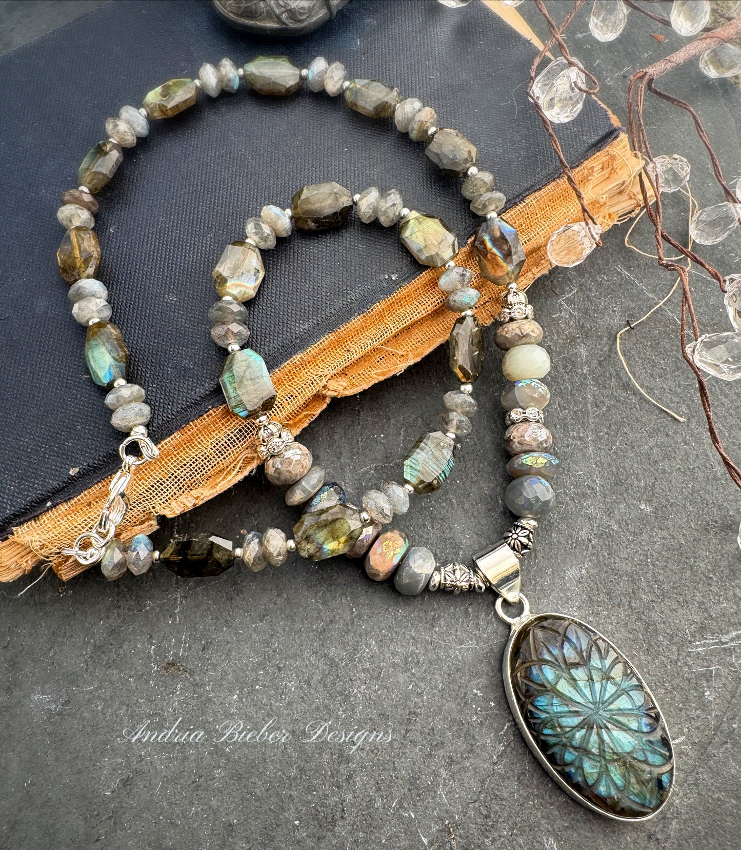 Labradorite stone, labradorite engraved pendant, silver metal, necklace.