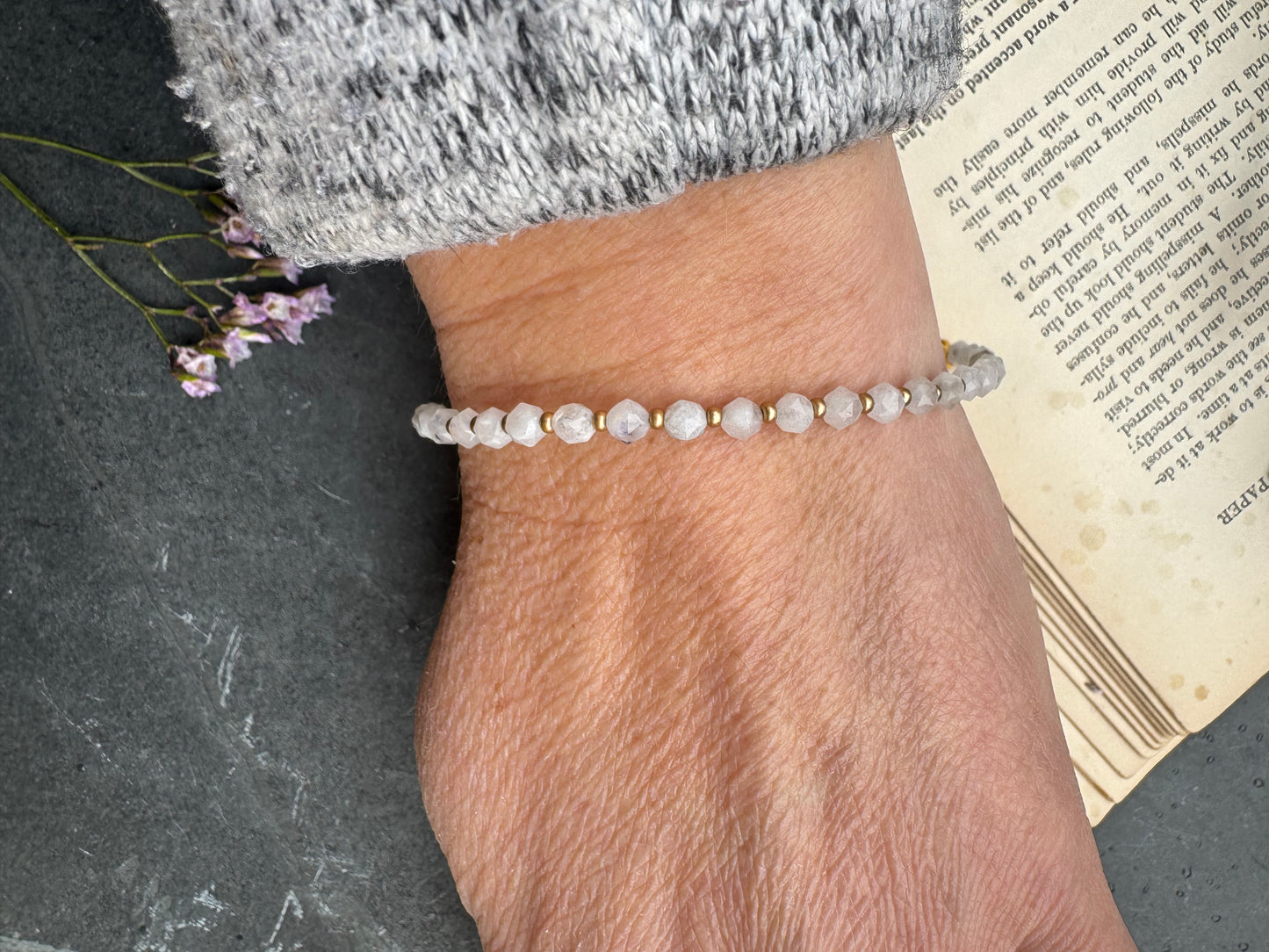 Moonstone faceted stone, gold metal, bracelet