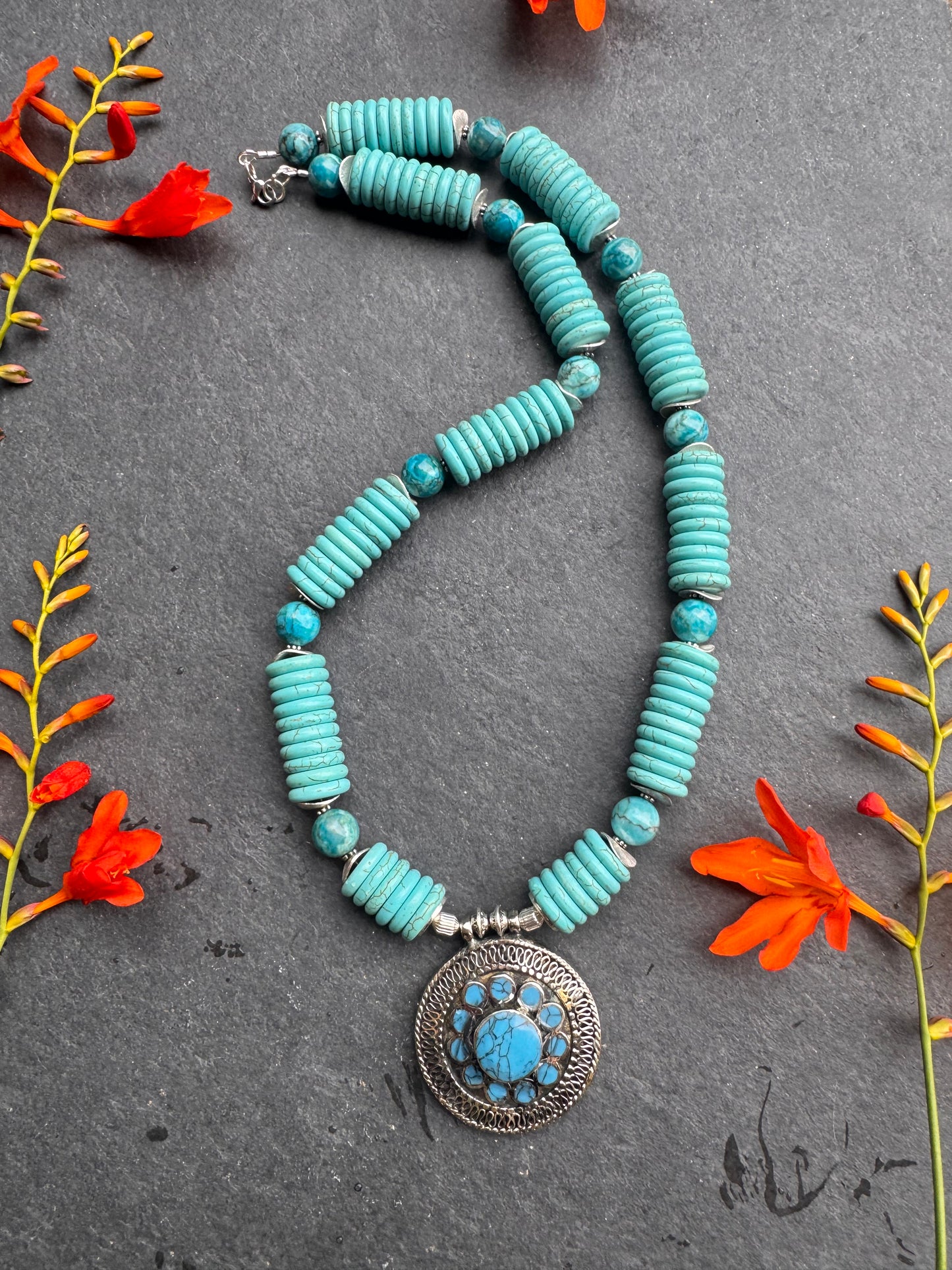 Howlite turquoise, agate, silver metal, necklace