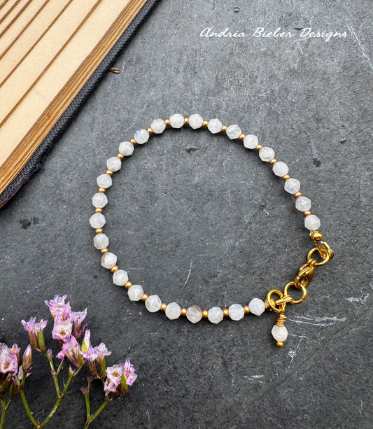 Moonstone faceted stone, gold metal, bracelet